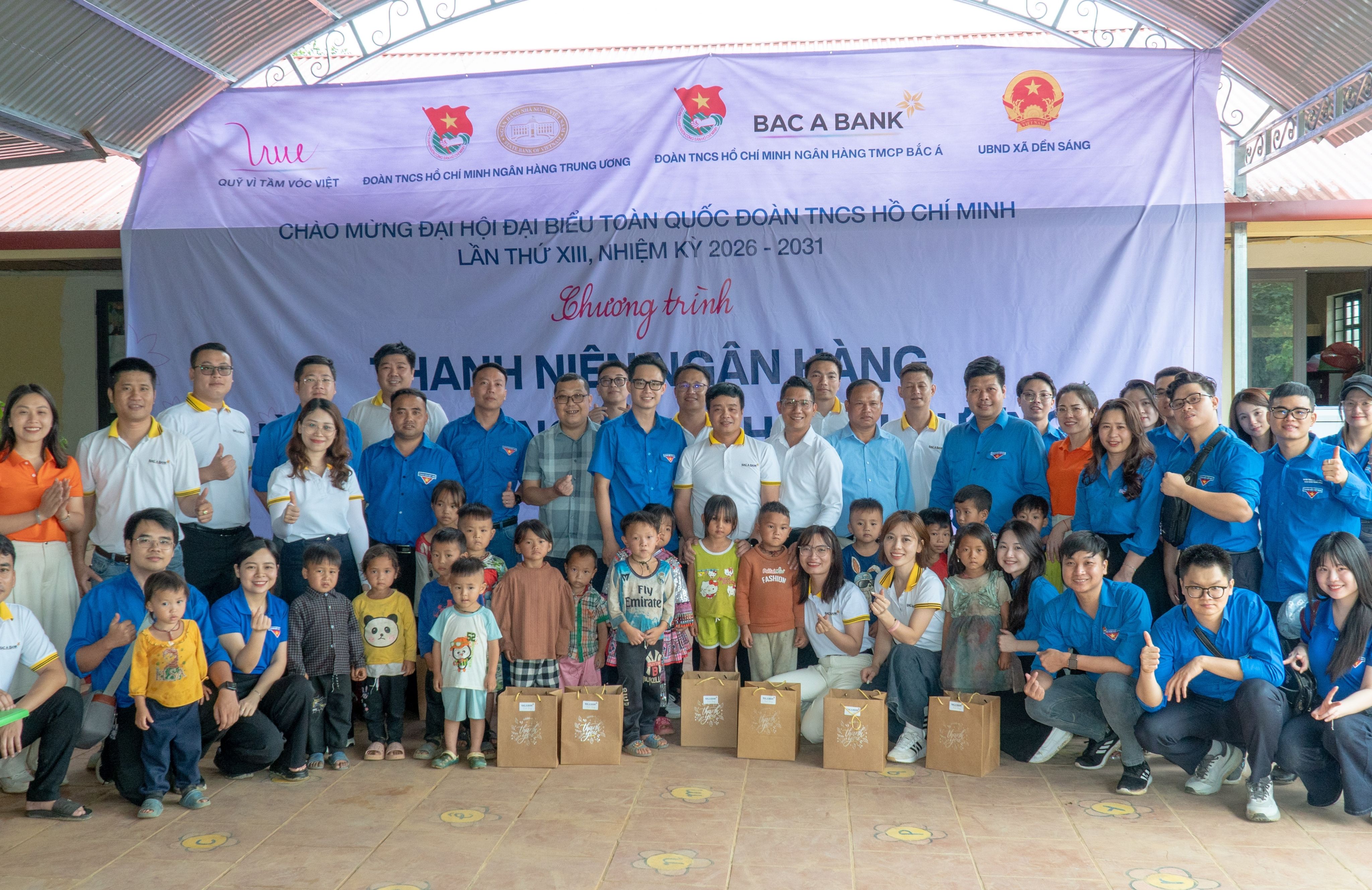 Trao tặng công trình và trang thiết bị cho học sinh vùng cao biên giới Lào Cai